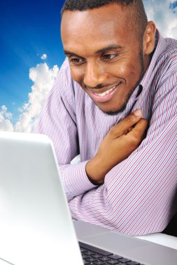 genç adam üstünde laptop
