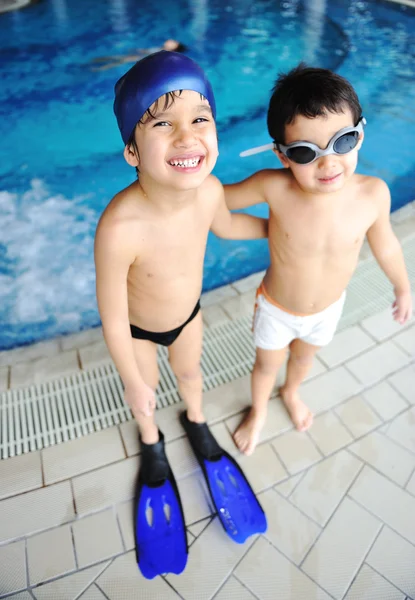 Sommartid och badaktiviteter för glada barn vid poolen — Stockfoto