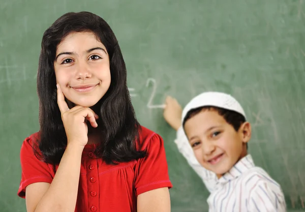 Buitenschoolse activiteiten aan boord, meisje en jongen in klas — Stockfoto