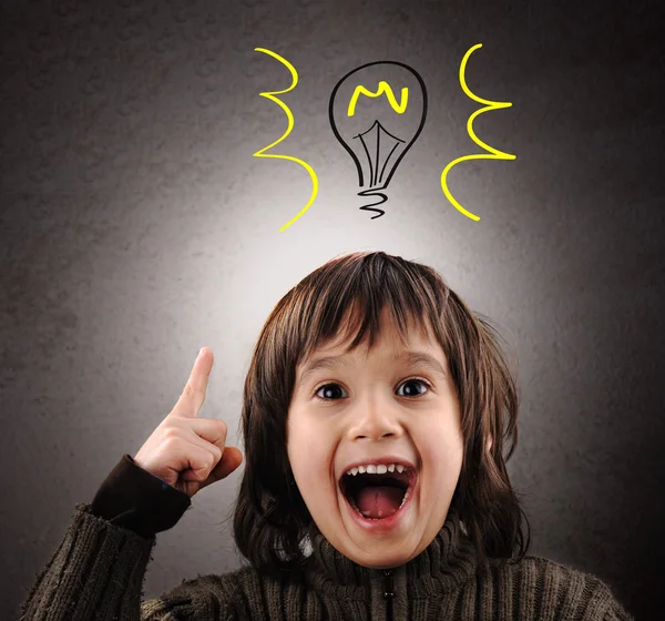 Hervorragende Idee, Kind mit illustrierter Glühbirne über dem Kopf — Stockfoto