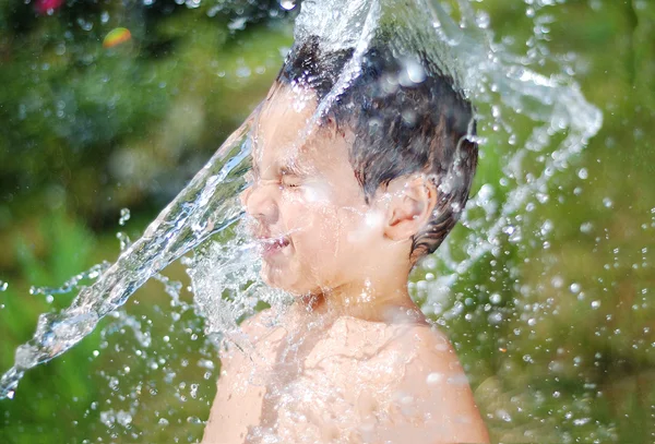 Dítě hrající si ve vodě — Stock fotografie