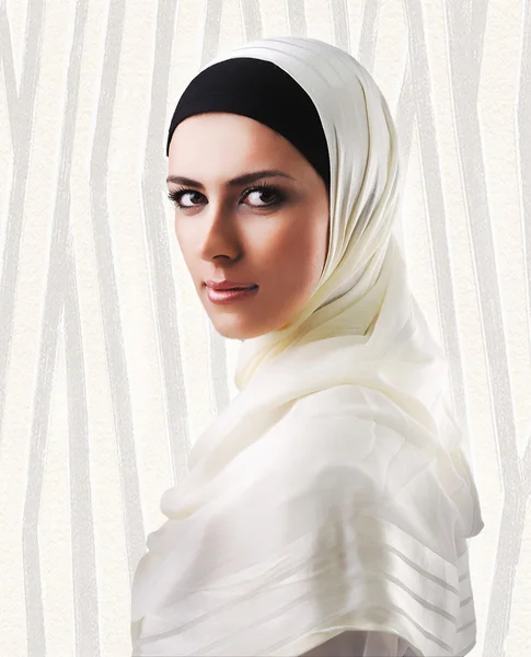 Muslimsk vacker flicka — Stockfoto