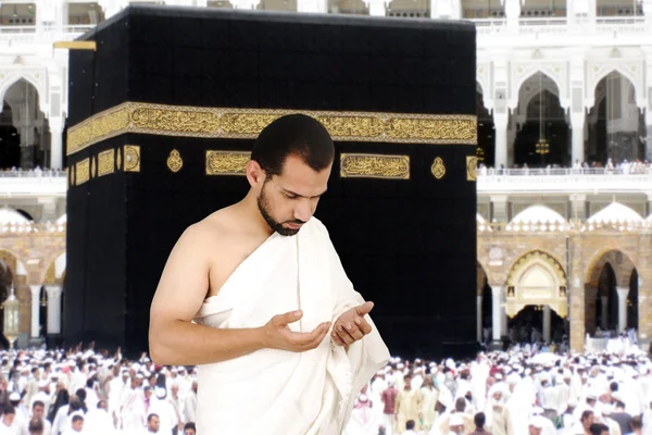 Muslimska pilgrimer i vita traditionella kläder — Stockfoto