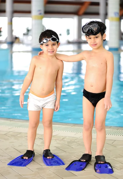Sommer- und Schwimmaktivitäten für glückliche Kinder am Pool — Stockfoto