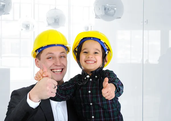 Glücklicher Chef und Mitarbeiter zusammen, Vater und Sohn Ingenieure bei der Arbeit — Stockfoto
