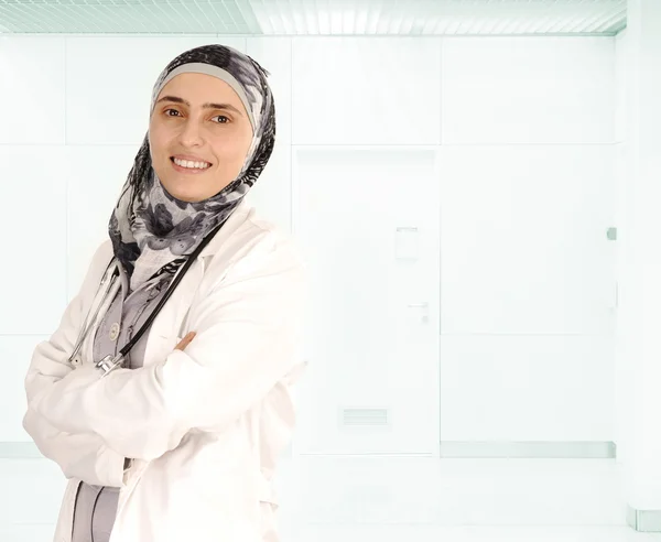 Médica muçulmana no hospital — Fotografia de Stock