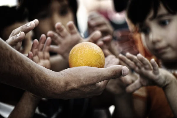 Campo de refugiados, pobreza, crianças famintas recebendo alimentos humanitários — Fotografia de Stock