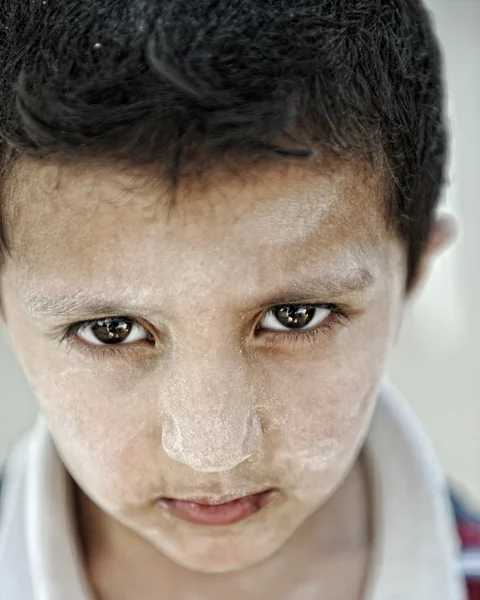 Porträtt av fattigdom, liten pojke med stark look — Stockfoto