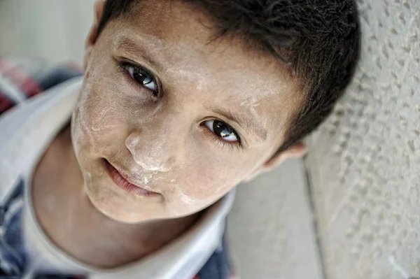 Retrato da pobreza, menino com olhos tristes — Fotografia de Stock
