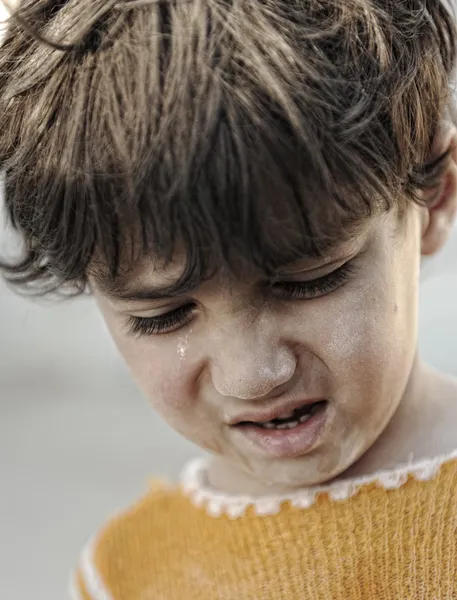 Retrato da pobreza, menino com olhar triste — Fotografia de Stock