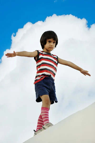 Kid - balansera promenader på vägg — Stockfoto