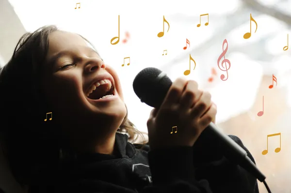 Criança músico cantando com microfone — Fotografia de Stock