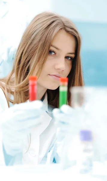 女青年科学家实验室测试管中的工作 — 图库照片