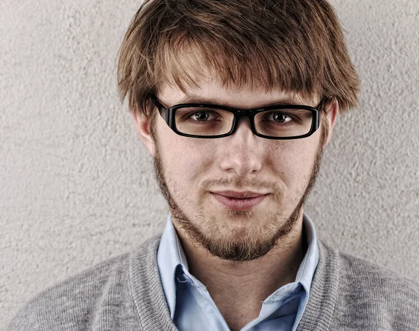 Jistý blonďatý mladík s brýlemi — Stock fotografie