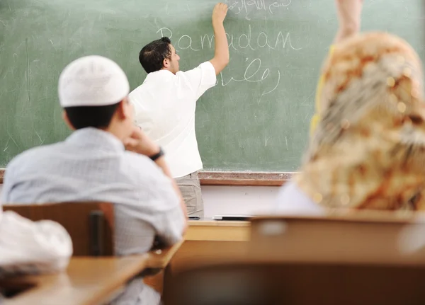 Muslimischer arabischer Lehrer schreibt an Bord — Stockfoto