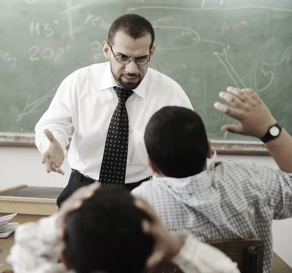 Εκπαιδευτικές δραστηριότητες στην τάξη, δάσκαλος που φωνάζουν σε μαθητή — Φωτογραφία Αρχείου