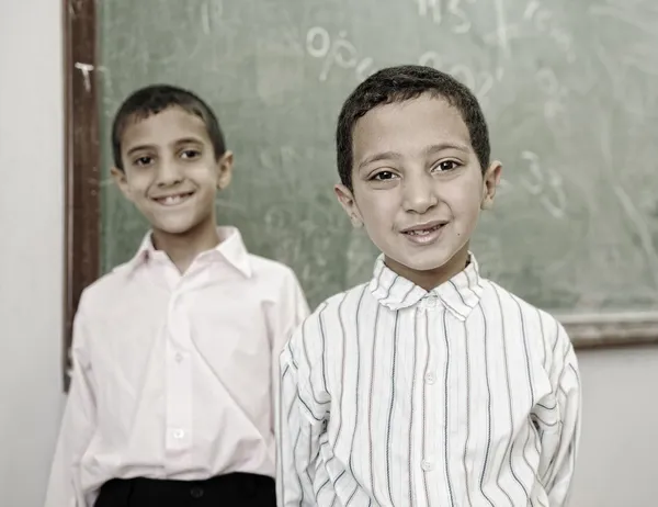 Utbildning i klassrum på skolan, glada barn att lära — Stockfoto