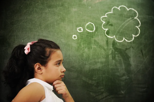 Educatieve activiteiten in de klas op school, slim meisje denken, kopiëren Assa — Stockfoto