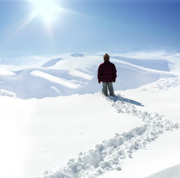 Humano en la montaña, invierno, nieve, caminar — Foto de Stock