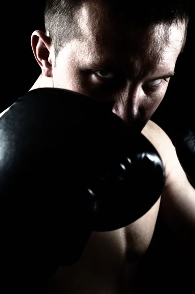 Retrato artístico de boxeador atraente contra fundo preto — Fotografia de Stock