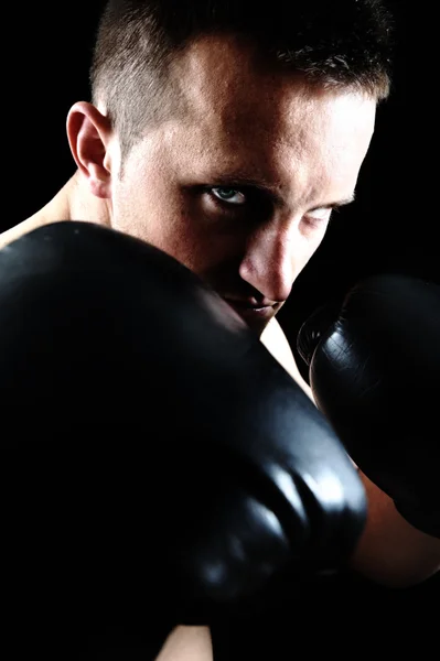 Konstnärliga porträtt av attraktiva boxer mot svart bakgrund — Stockfoto