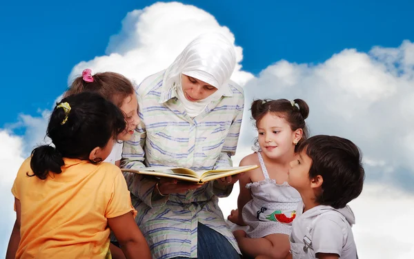Μια νεαρή μουσουλμάνα με παραδοσιακά ρούχα στην εκπαιδευτική διαδικασία — Φωτογραφία Αρχείου