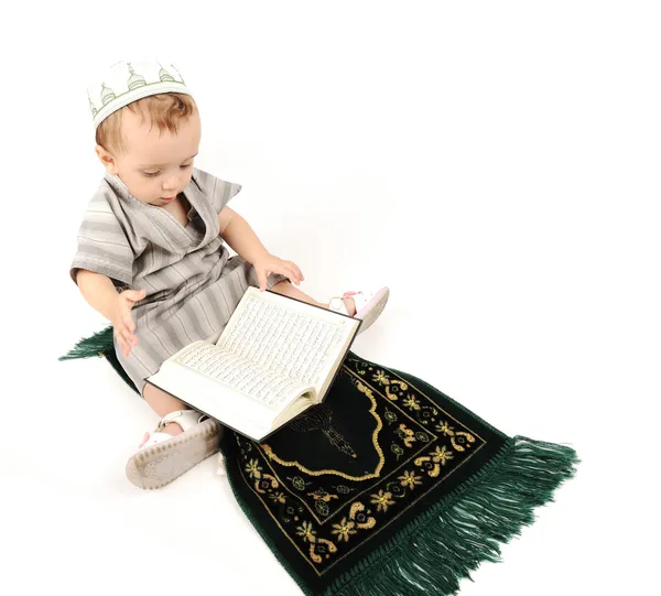 伝統的な方法でイスラム教徒の小さな子供が祈っています。 — ストック写真