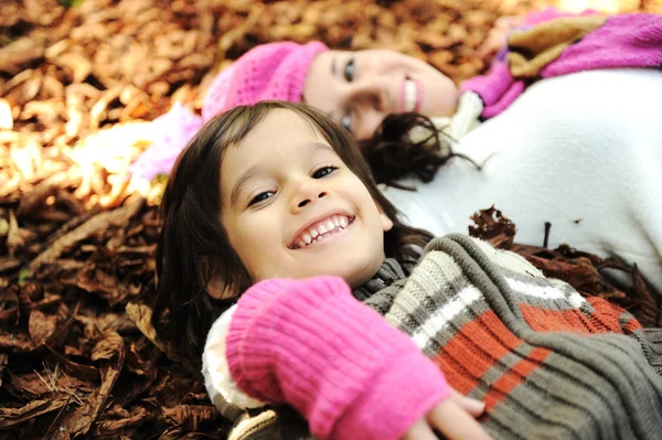 Sevimli çocuk sonbahar sonbaharda yalan annesiyle kalıyor — Stok fotoğraf