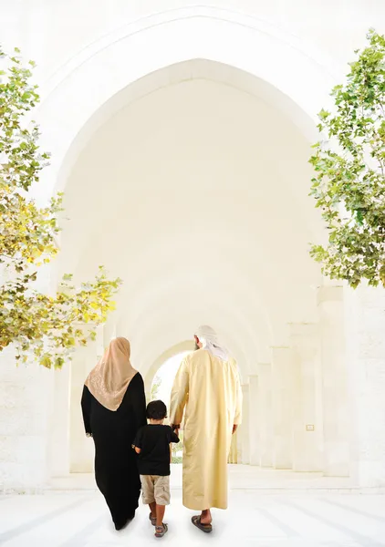 Muslimische arabische Familie drinnen, weiße Moschee — Stockfoto