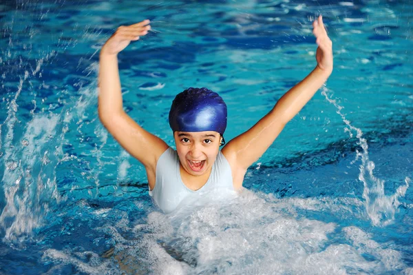 Niño feliz en una piscina —  Fotos de Stock