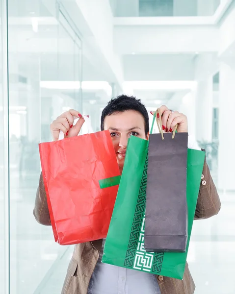 Moderne vrouw winkelen in winkelcentrum houden tassen — Stockfoto