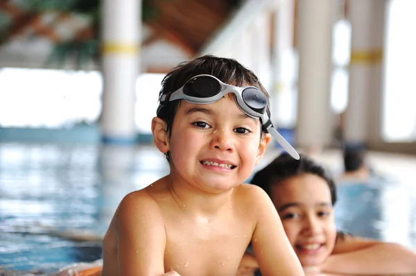 Щаслива дитина в басейні — стокове фото