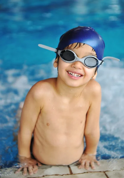 Gelukkig kind in een zwembad — Stockfoto