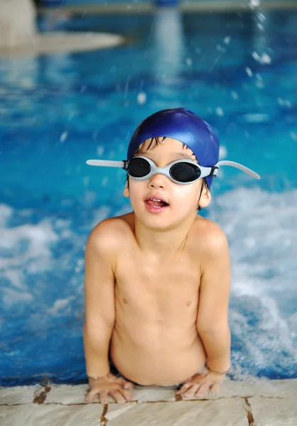 Gelukkig kind in een zwembad — Stockfoto