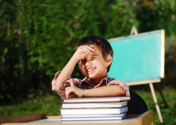 Um menino pré-escolar bonito com bom fundo — Fotografia de Stock