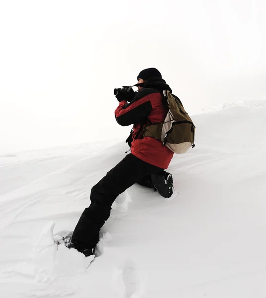 Fotógrafo en condiciones extremas obtener imagen de la vista de montaña — Foto de Stock