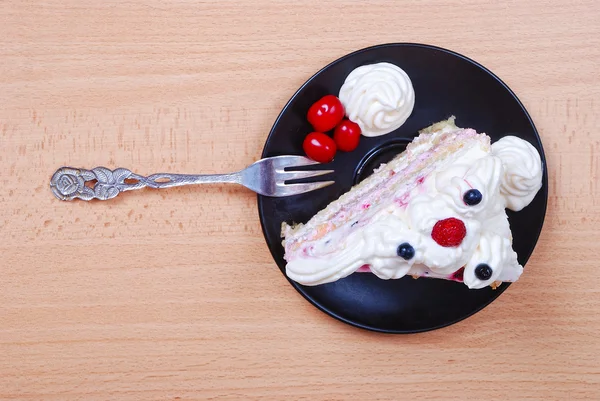 Красочный красивый подаваемый торт на тарелке — стоковое фото