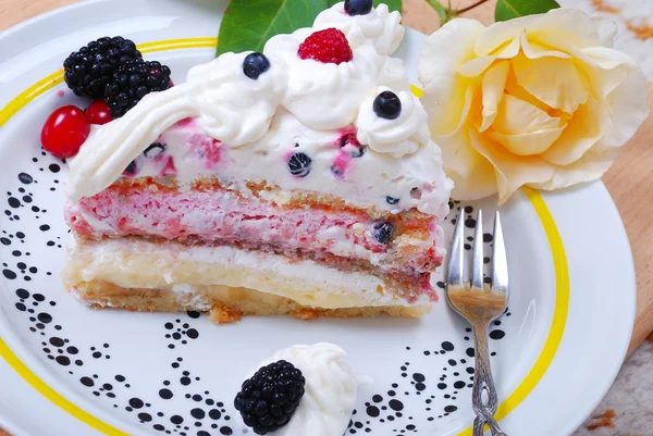 Colorido hermoso pastel servido en un plato con rosa amarilla — Foto de Stock