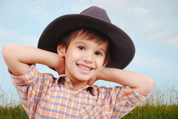 Menino lindo com chapéu na cabeça — Fotografia de Stock