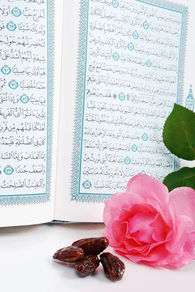 Heilige islam boek, sommige datums en rose — Stockfoto