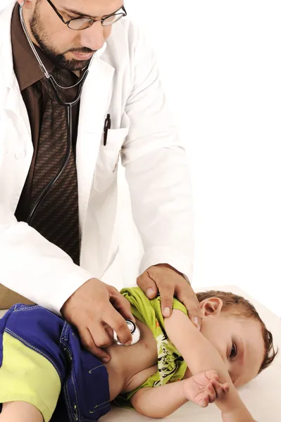 Médico examinando menino pequeno — Fotografia de Stock