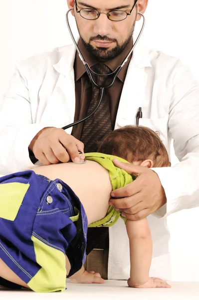 Γιατρός εξετάζει μικρό αγοράκι — Φωτογραφία Αρχείου