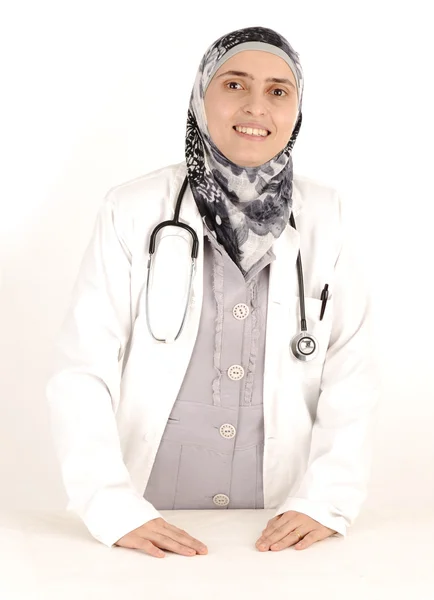 Μουσουλμανική γυναίκα γιατρό στο νοσοκομείο — Φωτογραφία Αρχείου