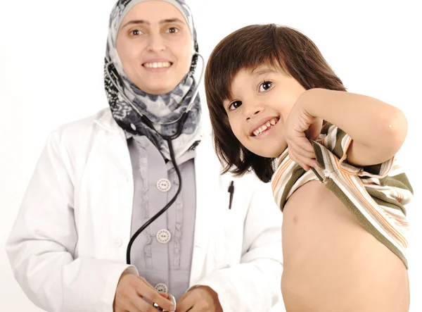 Μουσουλμάνα γυναίκα γιατρός στο νοσοκομείο εξετάζει ένα μικρό αγόρι — Φωτογραφία Αρχείου