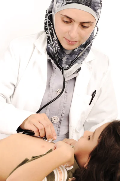 Μουσουλμάνα γυναίκα γιατρός στο νοσοκομείο εξετάζει ένα μικρό αγόρι — Φωτογραφία Αρχείου
