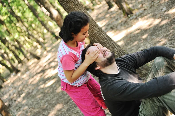 Zabawa w chowanego, córka gra z ojcem w wspaniałego lasu — Zdjęcie stockowe