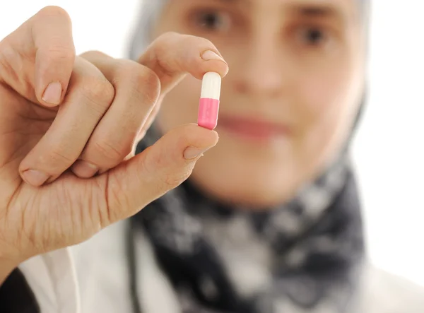 Médico segurando um comprimido, solução para você, close-up — Fotografia de Stock