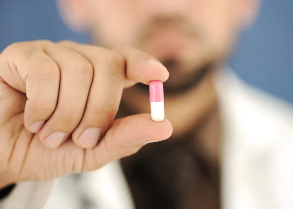 Arzt mit Pille, Lösung für Sie, Nahaufnahme — Stockfoto