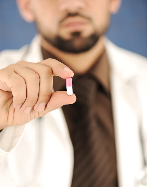 Médico segurando um comprimido, solução para você, close-up — Fotografia de Stock