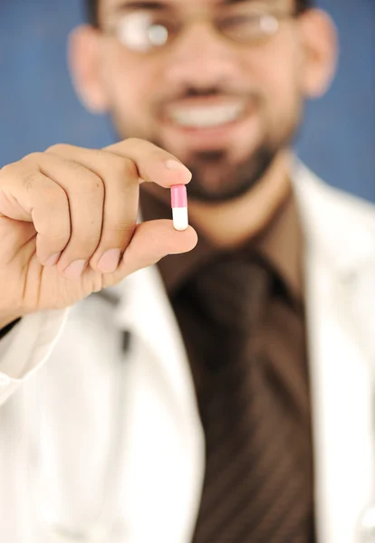 Doctor holding a pill, solution for you, closeup — Stock Photo, Image